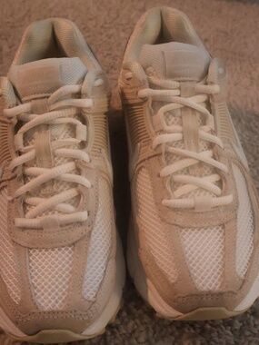 Nike vomero 5 Beige and White